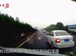 高速强行变道酿悲剧：后车无辜遭撞击